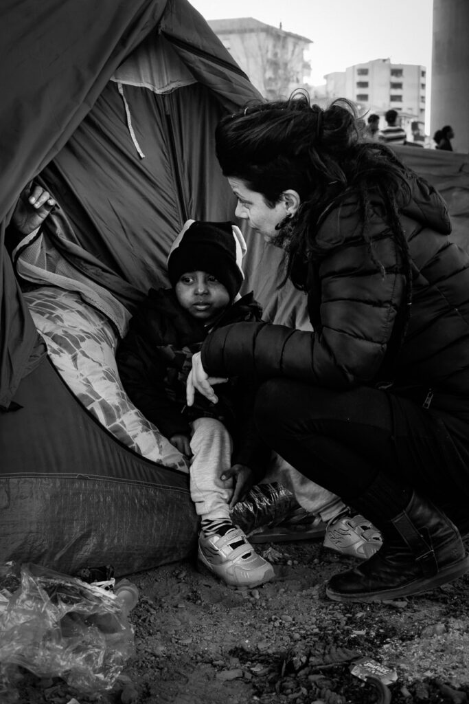 A volunteer speaks with a woman and her child, urging them to move to the Red Cross camp after a snow alert. Fear of fingerprint identification prevents them from going. Ventimiglia, February 2018.