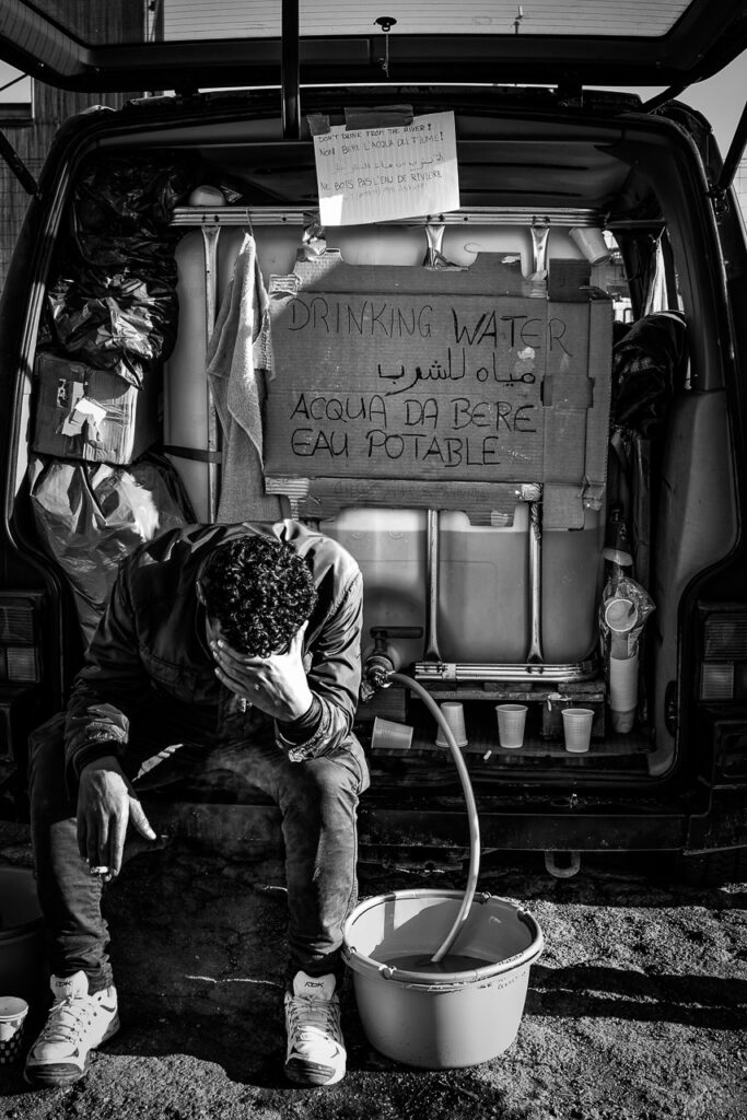 In 2015, a mayoral ordinance in Ventimiglia cut off drinking water access to push migrants toward the Red Cross camp. The parish and volunteers provided water to prevent them from drinking from the Roja River. Ventimiglia, 2018.