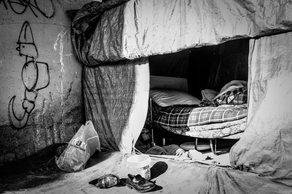 A series of tents and makeshift beds are permanent: they are built and rented by those who have run out of money and must wait and find an income to continue.