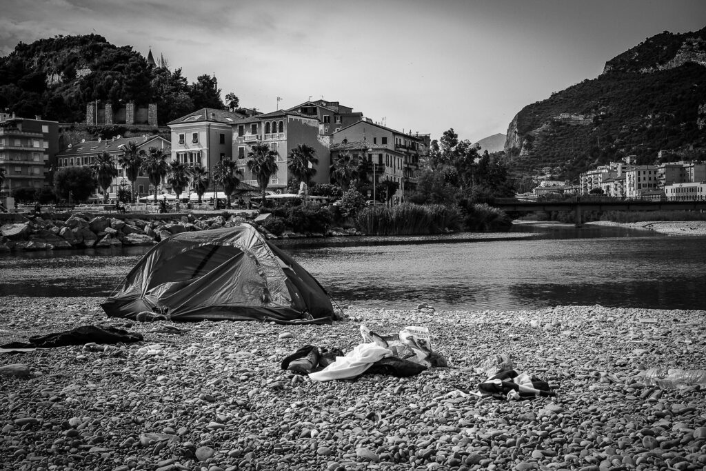 Each time the informal camp is cleared, migrants in transit move to other parts of the city, in summer often to the beach.