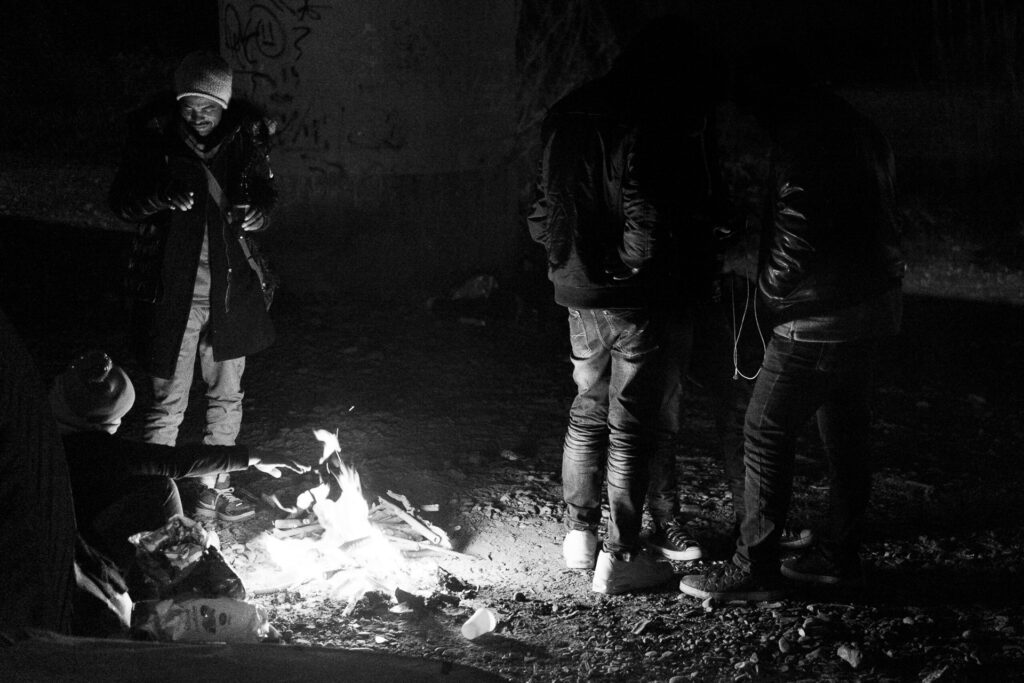 Who is leaving tonight? Will they make it? If daylight reveals the human, creative, and solidaristic side of the informal camp, nightfall brings a sense of oppression shaped by the site’s intrinsic violence.