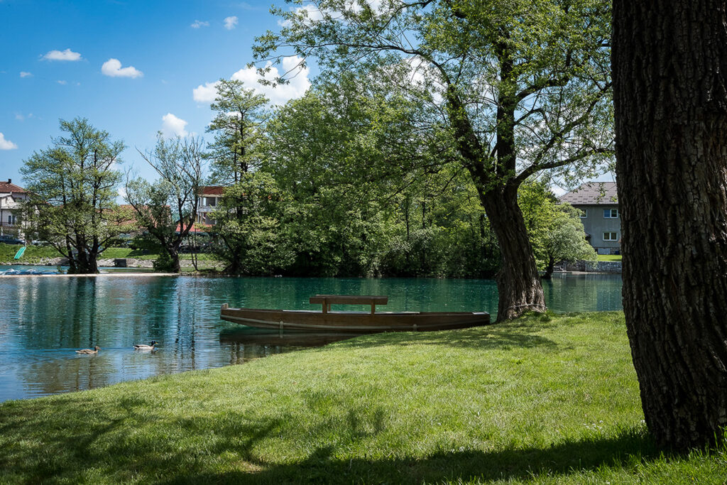 Bihać, on the northern border between Bosnia and Croatia, lies along the clear and powerful waters of the Una River. Here, the IOM recorded 1,500 people in 2017 and almost 24,000 in 2018. They are mainly Pakistanis, Iranians, Syrians, Afghans and Iraqis, but also North Africans and Sub-Saharan migrants. Bihać, Bosnia and Herzegovina, 2019.