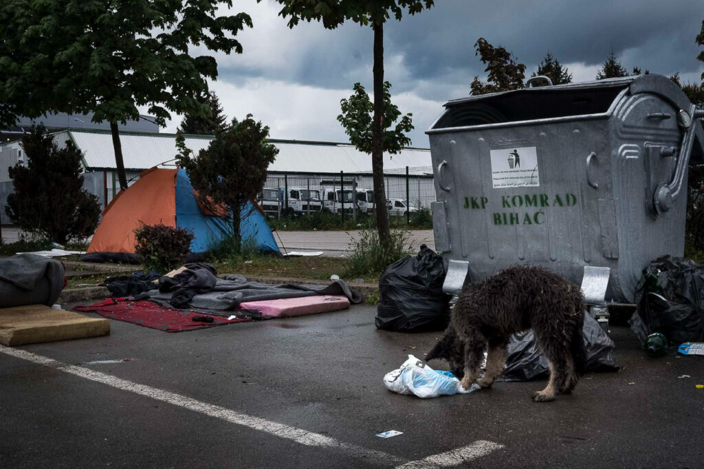 The IOM camp of Bira is located inside an abandoned refrigerator factory and has a capacity of around 2,000 people. Outside, a small informal camp has formed. According to testimonies collected on site, those arriving in Bihać without money and unable to pay security guards are left outside. Bihać, Bosnia and Herzegovina, 2019.