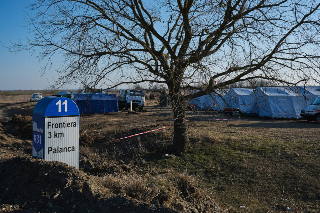 The camp set up by the Moldovan authorities near the Palanca border is empty at the time of my visit. The refugee flow peaked in the first weeks of the conflict, then dropped sharply, with some cases of return towards areas retaken by Russian forces. UNHCR reports 739,438 crossings from Ukraine into Moldova, 371,718 returns, and 102,103 people remaining in Moldova (last update: 1 Jan 2023). Palanca, Moldova, 19 March 2022.