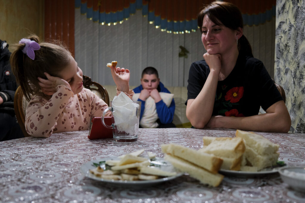 Anja, Angela and Artiom are hosted by Ivon, a moldovan farmer. Anja’s husband is a truck driver working in Europe, but once his contract ends he plans to return to the country to fight. Saiti, Moldova, March 2022.