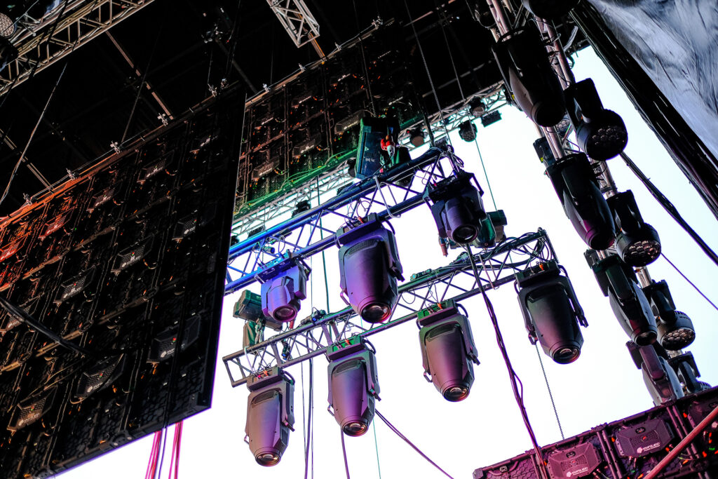 Lighting fixtures and truss structures during the setup and testing of a stage. Rome, April 2023.