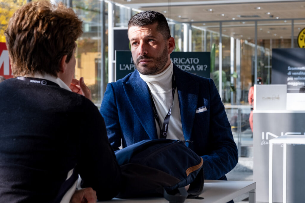 Corporate events, conferences, networking, brand activations and business gatherings documented with a documentary approach. Photography for corporate events, conferences, networking and brand experiences.