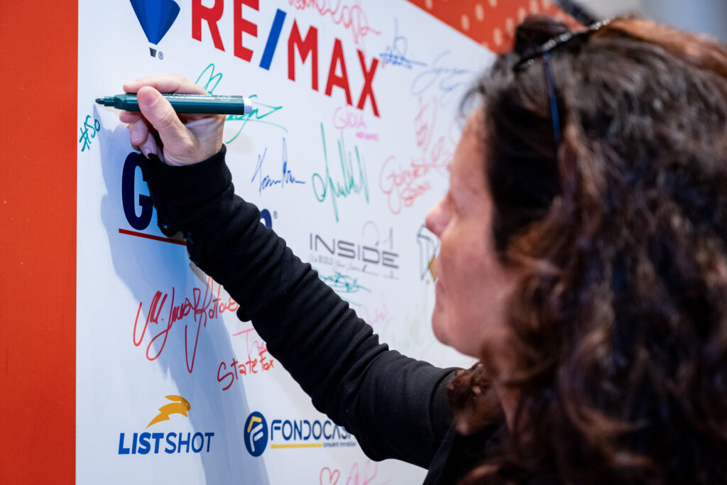 Corporate events, conferences, networking, brand activations and business gatherings documented with a documentary approach. Photography for corporate events, conferences, networking and brand experiences.